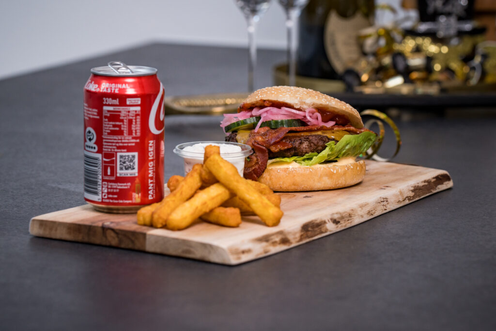 Dagen derpå burger!
Lækker snasket Cheeseburger!
Bøf af oksekød, bacon, cheddarost, tomat ralish, aioli og syltet rødløg.
Røsti Sticks med bearnaise majo samt en Cola