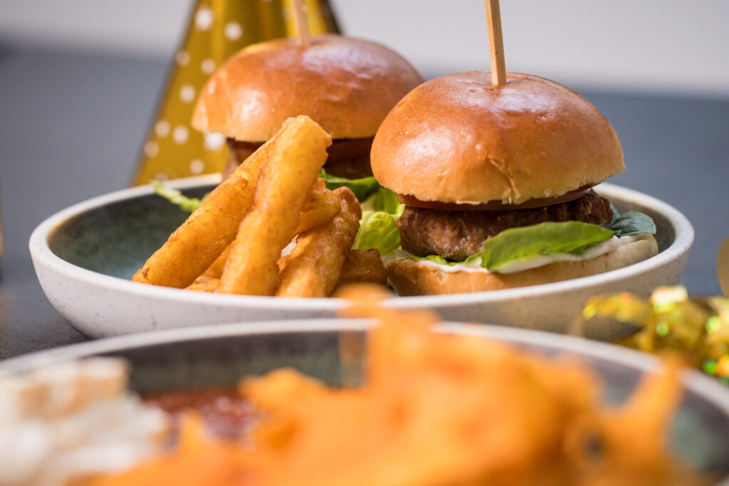 Byg selv din slider – 2 stk.
Bøf af hakket oksekød, mayo, ketchup, agurk, tomat og salat.
Hertil Røsti Sticks.