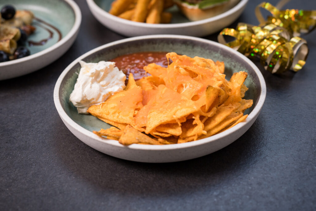 Nacho med cheddar og salsa.