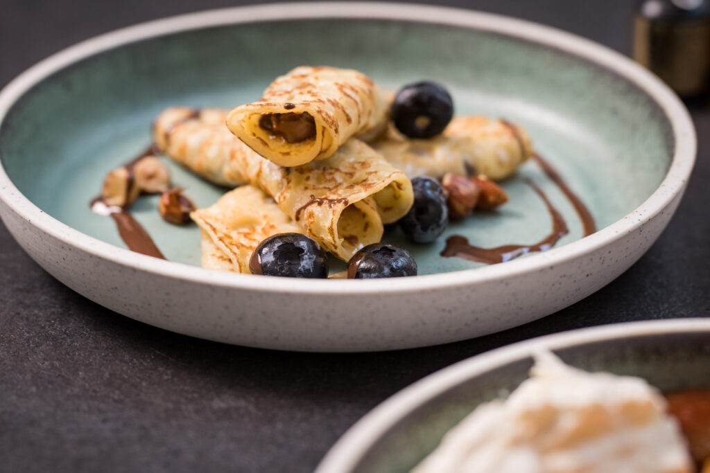 Pandekager med chokoladecreme, blåbær, og chokoladesauce.